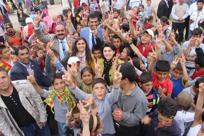 dilan_dirayet's tweet photo. Ağrı'nın umut dolu güzel yüzleriyle ROJBAŞ @berdanozturk @mehmeteminilhan http://t.co/8OleBZ2Qqm