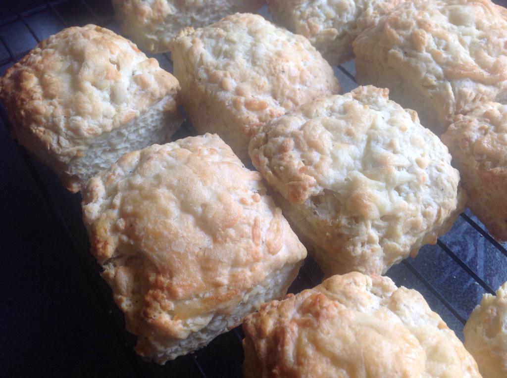 Honeycomb_Cakes's tweet photo. Cheese scones still warm from the oven for @StreetDiner at @WarrenTheatre today 😍 (There's oodles of cake too!) http://t.co/nsXC0FQmP3