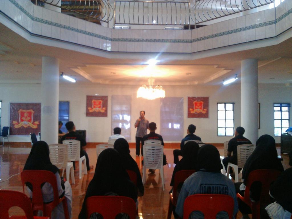 AkTorPKU's tweet photo. Wisuda Aktor Gen4 @YppiRiau @Yufi_Juara @adinova_ @i_Daimah @GenElokID http://t.co/T4eovE75El