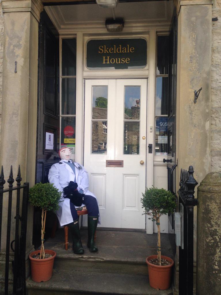 SkeldaleAskrigg's tweet photo. James Herriot makes a welcomed return to Skeldale House, #darrowby #askrigg this weekend! http://t.co/FKsz4vvoK7