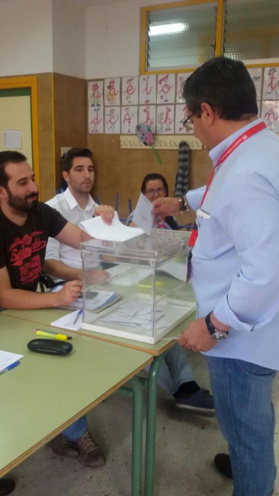 IUAljaraque's tweet photo. Sebastián vota con la ilusión de que el cambio sea realidad en #Aljaraque http://t.co/iypi3dKEL1