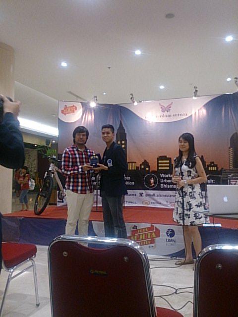 Penyerahan plakat, sertifikat dan souvenir untuk <a href="/bhismaadinaya/">G. Bhisma Adinaya</a> dari ketua panitia pameran  <a href="/Andree_sung/">Andree kaneko</a>