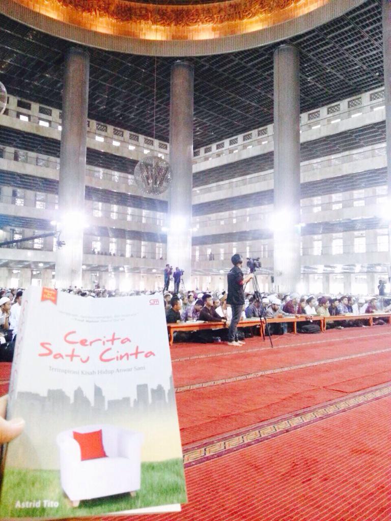 fia_ws's tweet photo. Launching Cerita Satu Cinta, novel karya Astrid Tito yang terinspirasi kisah Ustaz Sani, di Masjid Istiqlal, Jakarta. http://t.co/DXHCCTaqZI