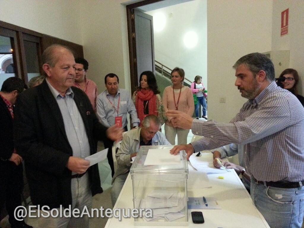 ElSoldAntequera's tweet photo. Candidato @javierduqueATQ vota a las 10.00 en mesa @AytoAntequera #MunicipalesATQ http://t.co/I0Prnw2fob