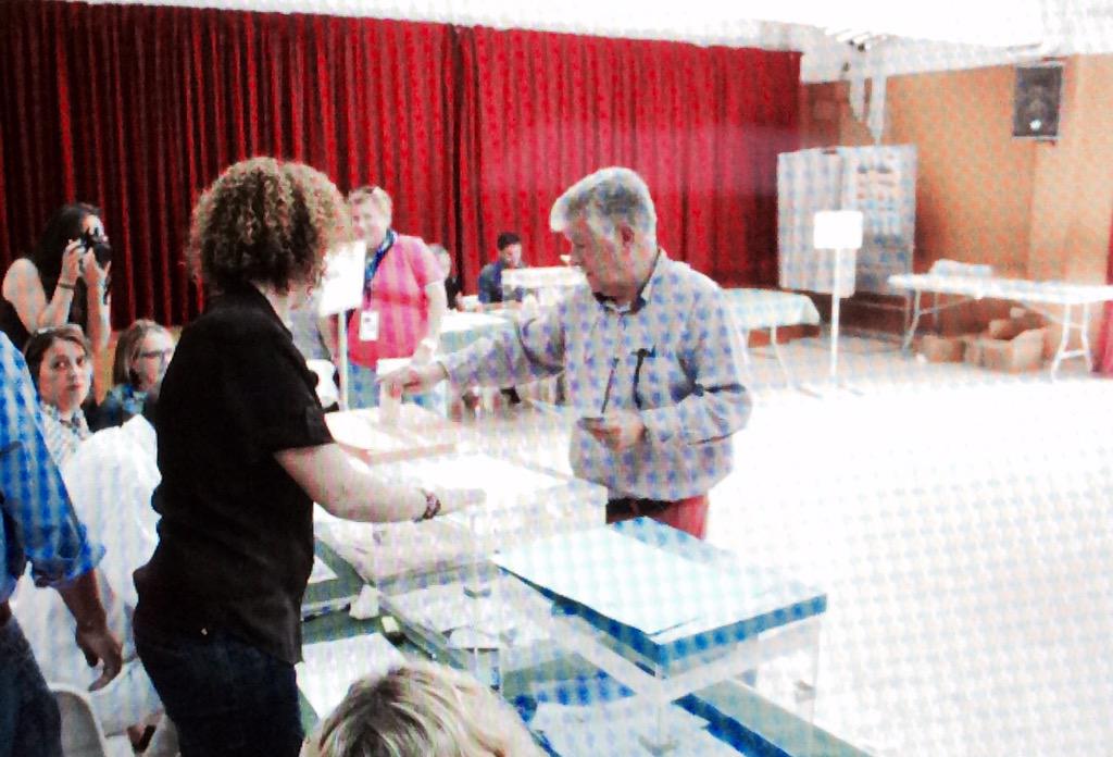 ElPiAlcudia's tweet photo. El número 1 de les llistes d'@elPi_IB proposta per #Alcúdia, #ToniMir, ja ha votat! #PiAlc #ElPiAlc #ElPi http://t.co/ziVNjqf3Rp