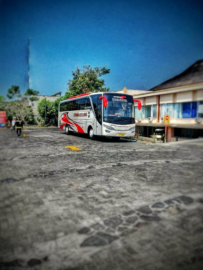 SukaFotoBis's tweet photo. RT @bayoewcksn Sindoro Satriamas pariwisata JetbusHD2+ di deMata jogja  http://t.co/Oxw7zafMmR