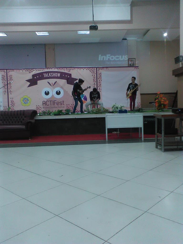 putrihr18's tweet photo. Seru banget nih penampilan dari apple threenya temen2 di @ACTIFest_Polsri http://t.co/A88XLyNtJD