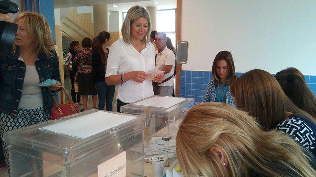 elchediario's tweet photo. La candidata @Marysol_Coves  ha votado a las 9:30 en la pedanía de Perleta http://t.co/NtS0KWSkmh