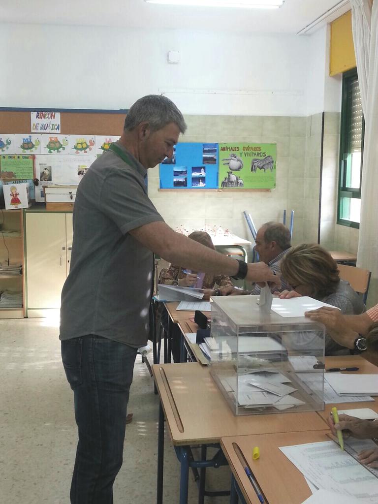 IUAljaraque's tweet photo. La gente de IU #Aljaraque vota con la esperanza de que las políticas sociales y en favor de la gente se abran paso. http://t.co/0lJVQL54dr