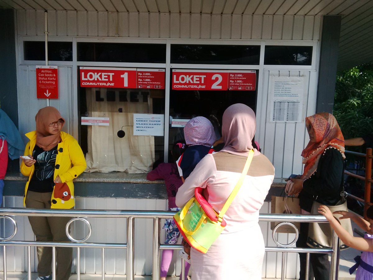deny_81's tweet photo. @KRL_Jabodetabek pelayanan yg sangat tidak memuaskan st,rawa buaya loket hanya di buka 1 loket, menyebabkan antrian http://t.co/8YwMlxHW3a