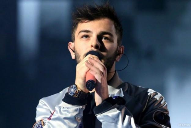 RaiRadio2's tweet photo. Alle 11.30 a #Radio2Socialclub  @fragolaofficial, Giovanni Baglioni, Giuseppe Battiston e @violettazironi! http://t.co/zQqoG7mO86