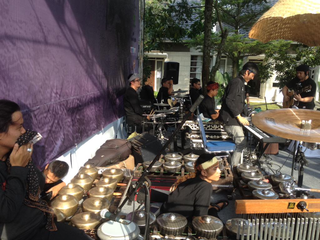 Emka_9's tweet photo. Prepare untuk persiapan World Mask and International Puppets di @GununganFest http://t.co/GhipDMfXOT