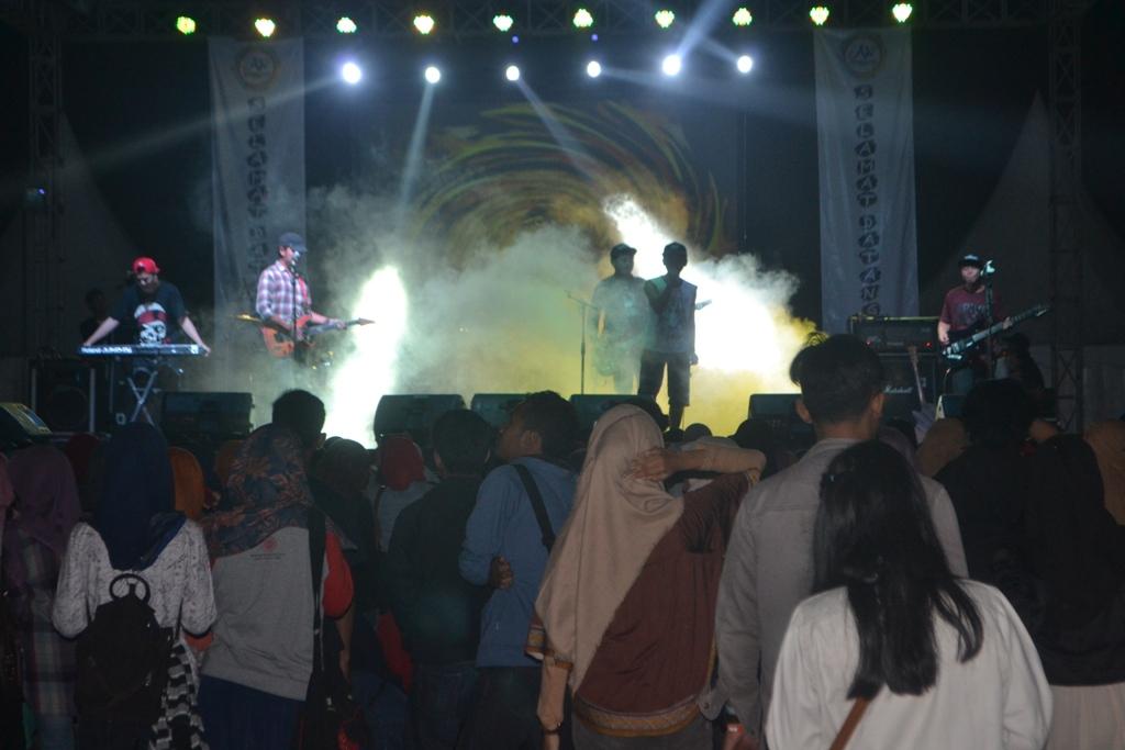 IceWinco's tweet photo. terima kasih atas pertisipasinya @ChemistryWeek @flowerboy @batigaofficial @theFinestTree seruu bgt acaranya http://t.co/A5gqtXEUHw