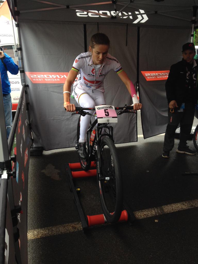 #NoveMesto @MajaKRT szykuje się do startu. Relacja live na <a href="/redbullbike/">Red Bull Bike</a> #mtb #xc #krossbikes