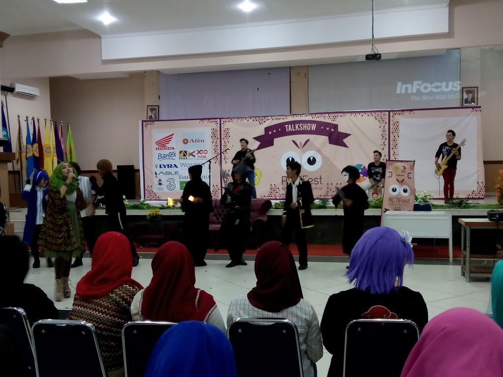 pujiiramadhani's tweet photo. Big thanks @appletree_ofc for your nice performance in our event @ACTIFest_Polsri @BEMPolsri 😍😍 http://t.co/ZwnLZKiIH3
