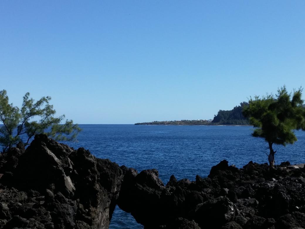 974naelle's tweet photo. En tete a tete avec ma mamounette sur le bord de mer! #Vincendo #MonPei #Team974 #LaReunion http://t.co/9gfcCowouK
