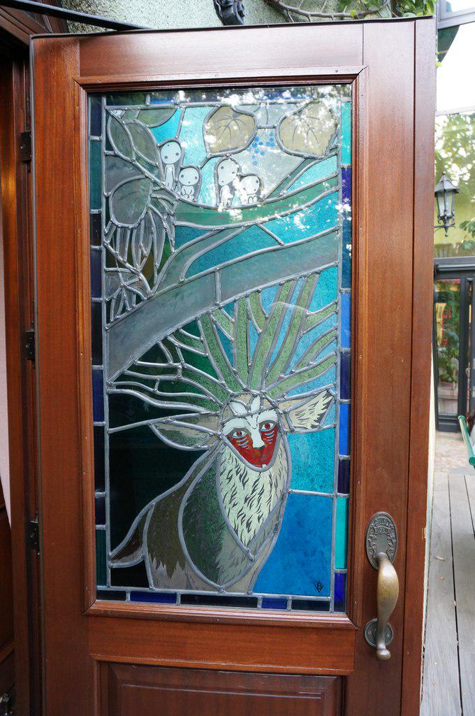 gen_ghibli's tweet photo. Vidrieras geniales de 'Mi vecino Totoro' y 'La Princesa Mononoke' en el Museo Ghibli de Mitaka (Tokio) :-D http://t.co/pI68fLuUQA