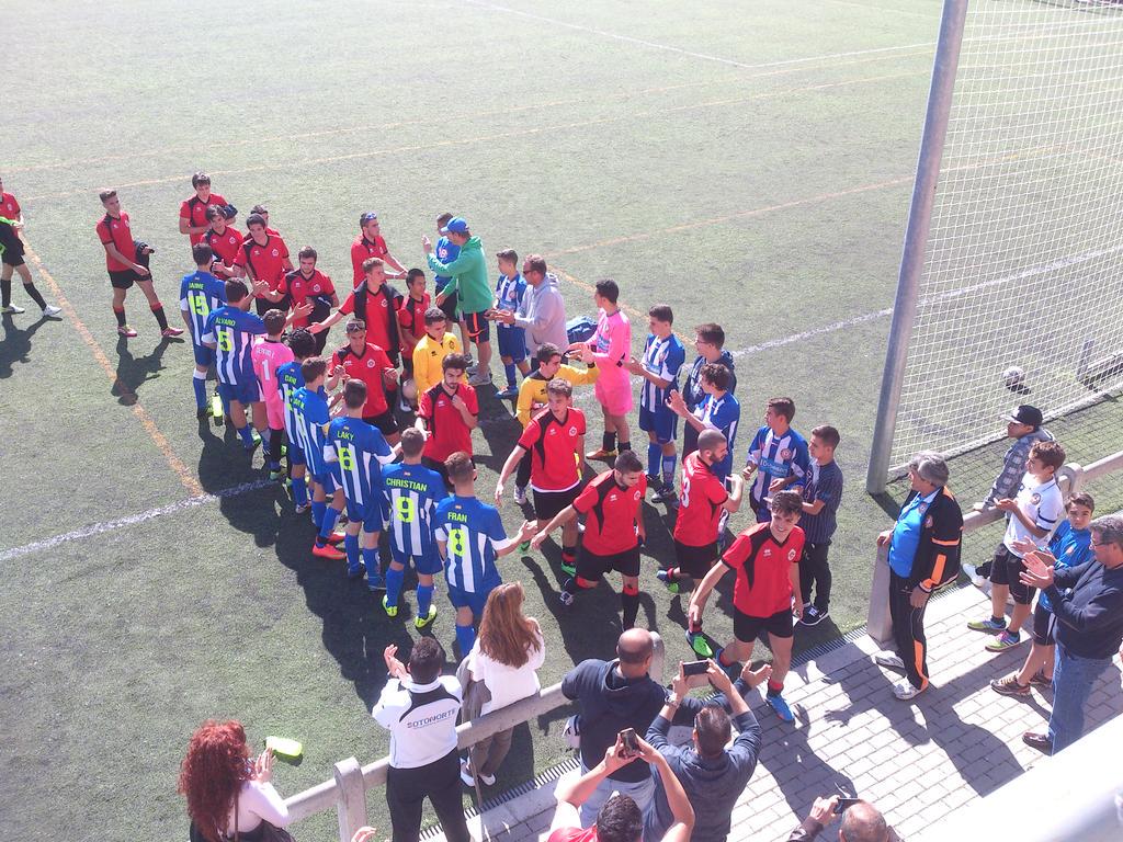 ClubDepCarranza's tweet photo. Desde @ClubDepCarranza felicitamos al @adosanchinarro campeón gr-6 Juvenil.
¡Enhorabuena chicos! http://t.co/SGxPYYtZn8