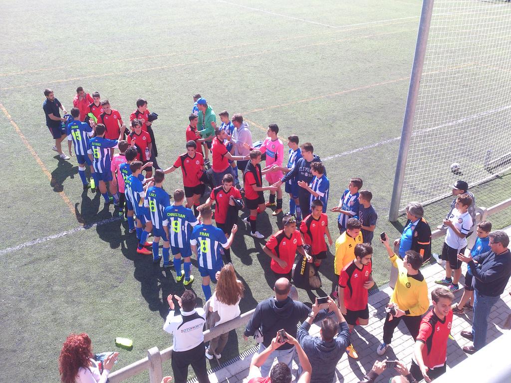 ClubDepCarranza's tweet photo. Desde @ClubDepCarranza felicitamos al @adosanchinarro campeón gr-6 Juvenil.
¡Enhorabuena chicos! http://t.co/SGxPYYtZn8