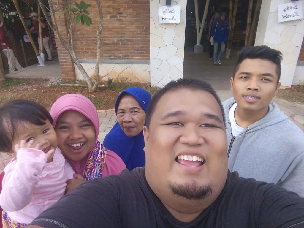 xl_adi's tweet photo. Foto dulu blm pulang @EatRepublicID http://t.co/1GOPRqACG9