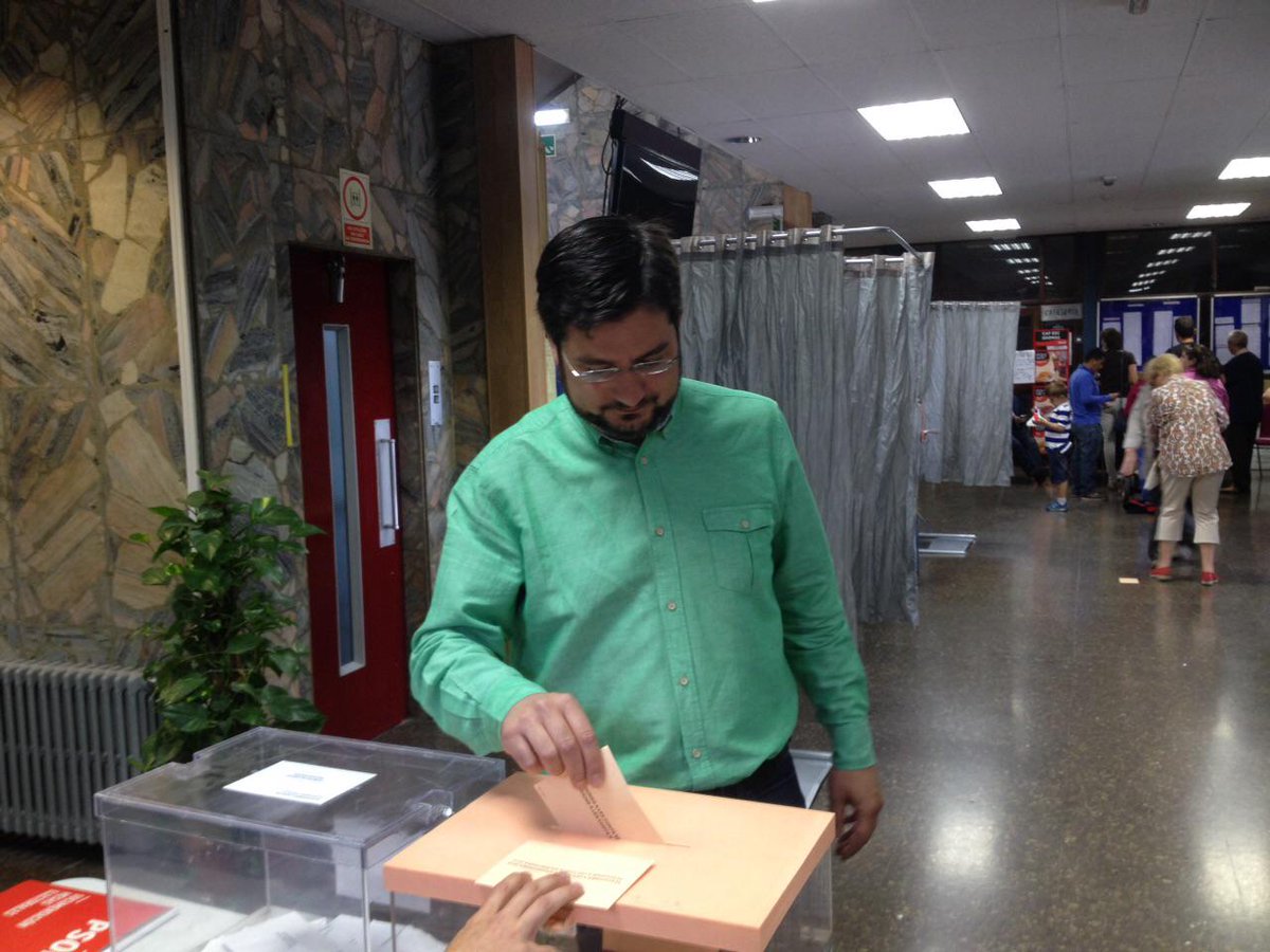 esquerraunida's tweet photo. El nostre candidat @iblanco_eu, votant #ÉsTempsdEsquerres http://t.co/PoGOUMQVkR