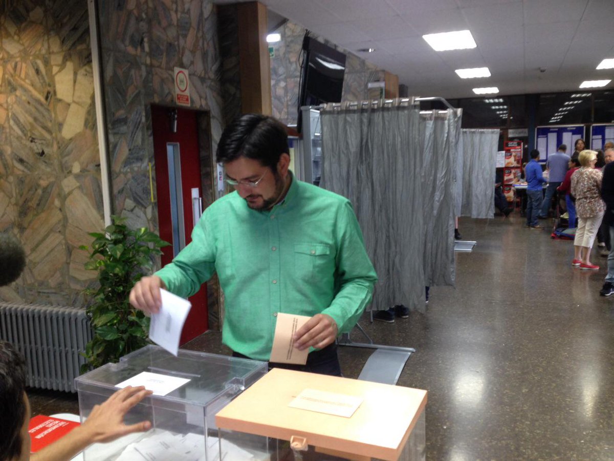 esquerraunida's tweet photo. El nostre candidat @iblanco_eu, votant #ÉsTempsdEsquerres http://t.co/PoGOUMQVkR