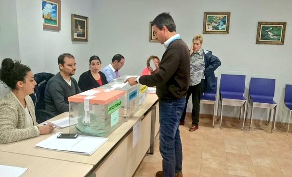 muchocastro's tweet photo. Iván González, candidato por el Partido Popular, ya ha votado también en su colegio de Islares. http://t.co/VtfkQQXATj