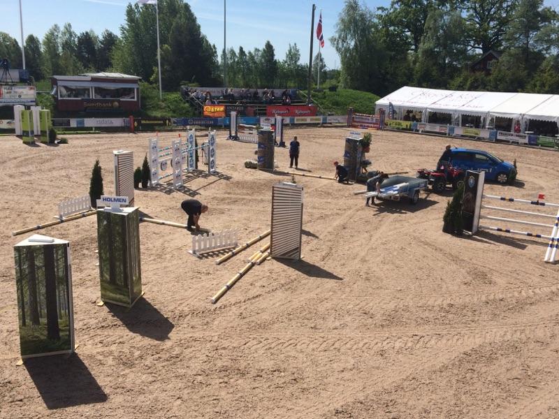 Nu bygger vi om banan för stora finalen med start klockan 12! Känner ni spänningen #nihs2015! #7star #ridsportplay