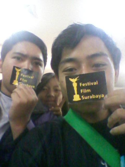 pungcapung's tweet photo. @festivalfilmsby @smkn10Bdg @ITB10  #FilmFestivalSurabaya #BanggaMenjadiTuanRumahDiNegerisendiri http://t.co/UBdWT7lkrA
