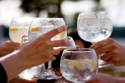 MeteoFar's tweet photo. ¡Hará buen tiempo para la fiesta de la democracia! Hoy y solo hoy los Gin tonic a precio de diputado. #ELECCIONES24M http://t.co/8nfRB1GZGd