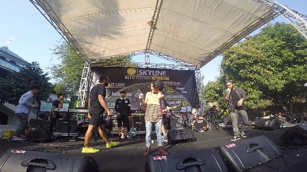 musikdekat's tweet photo. Good to know this ;) RT @4th_skyline: masih gabisa move on😭😭😭 @kamga_mo @chevrinAnayang @TaTahir @musikdekat http://t.co/BIL6tgHirL