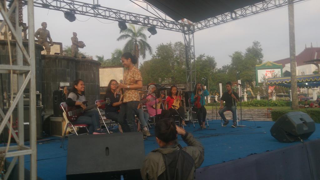 Sore ini udah di atas panggung,
Lolicong :3, apa ya itu, mungkin Live Love Keroncong