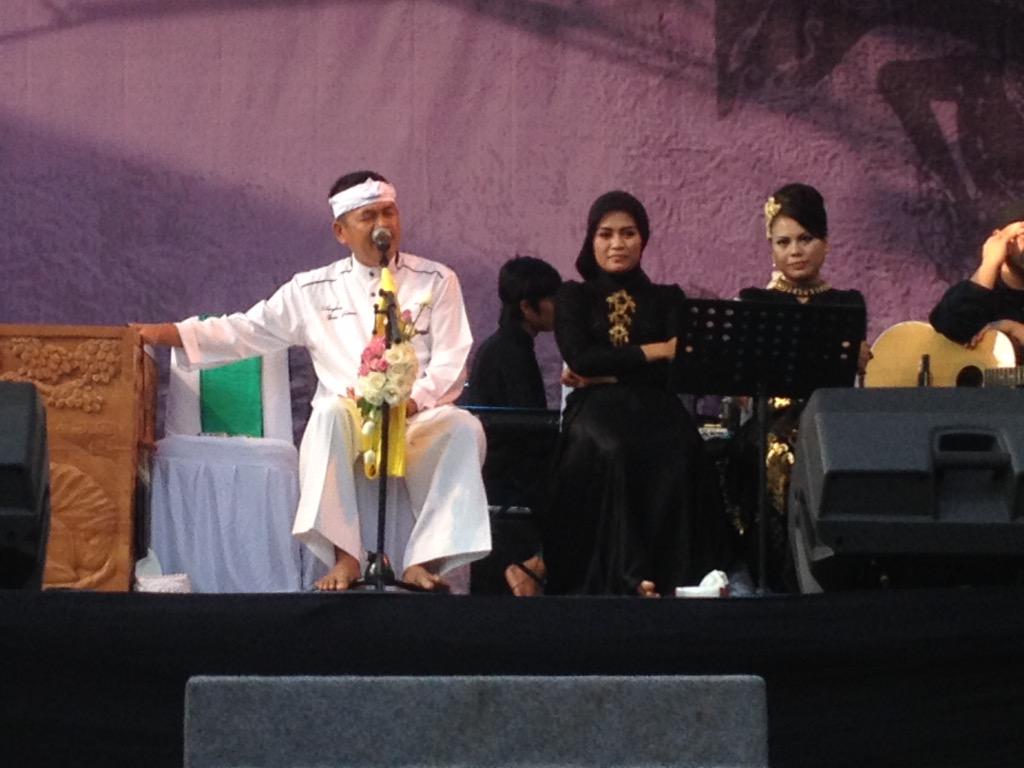 DediMulyadi71's tweet photo. RT @HumasPWK: Kang @DediMulyadi71 menjadi dalang di World Mask &amp; Puppets International 2015 @GununganFest http://t.co/4sYJhArZCN