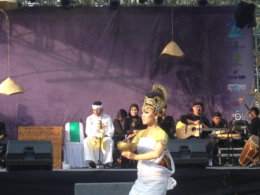 DediMulyadi71's tweet photo. RT @HumasPWK: Kang @DediMulyadi71 menjadi dalang di World Mask &amp; Puppets International 2015 @GununganFest http://t.co/4sYJhArZCN