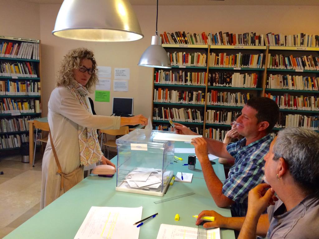 ciulabisbal's tweet photo. N.Anglada exercint el dret a vot. #gentdeconfiança http://t.co/4UVgGR5AnS
