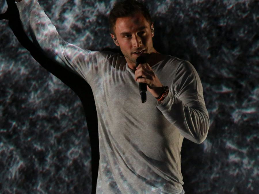 MTVUK's tweet photo. #SWE wins #Eurovision2015 with @manszelmerlow's #Heroes! 🎤👏 http://t.co/o70JYPK6vx http://t.co/5QvMiOpKOw