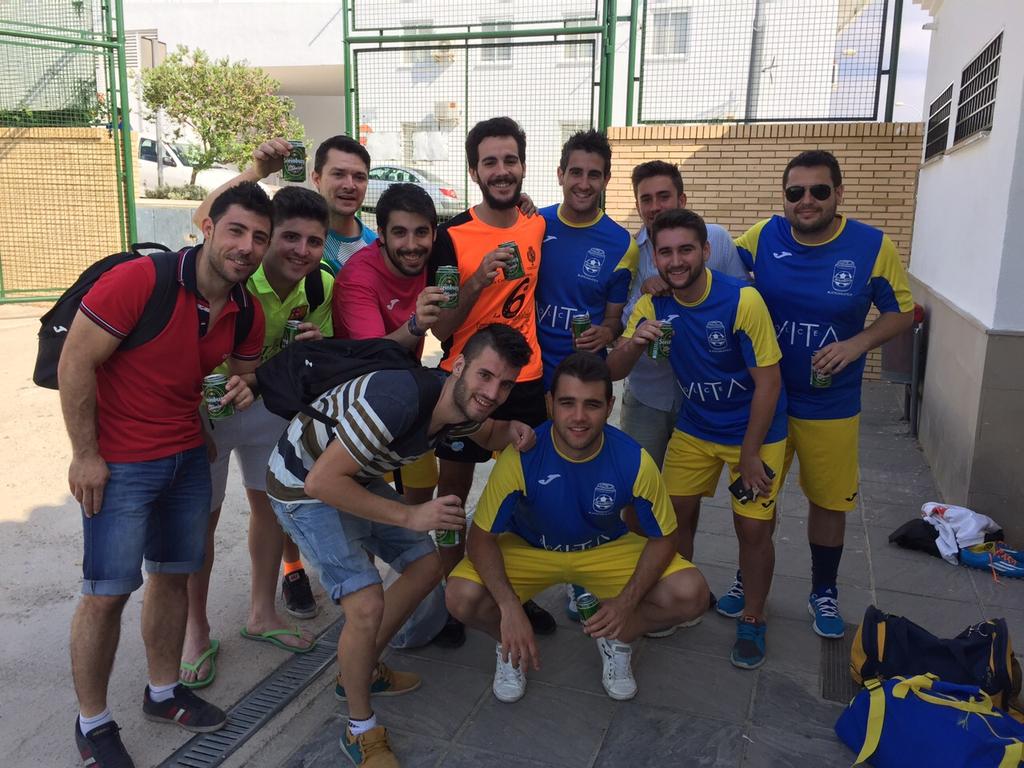 Brico_Birra's tweet photo. Pese a la derrota, fieles a nuestro estilo.
#LaticaALatica http://t.co/81IQRh0ALX