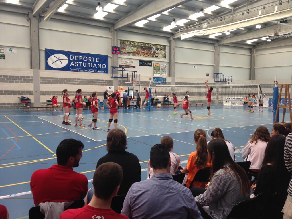 VoleibolRGCC's tweet photo. Todo preparado #FINAL #CEIF2015 #InfARGCC contra Liceo #RGCC #VamosBanda #SomosGrupo #AporelOro http://t.co/UMpgLY6EAv
