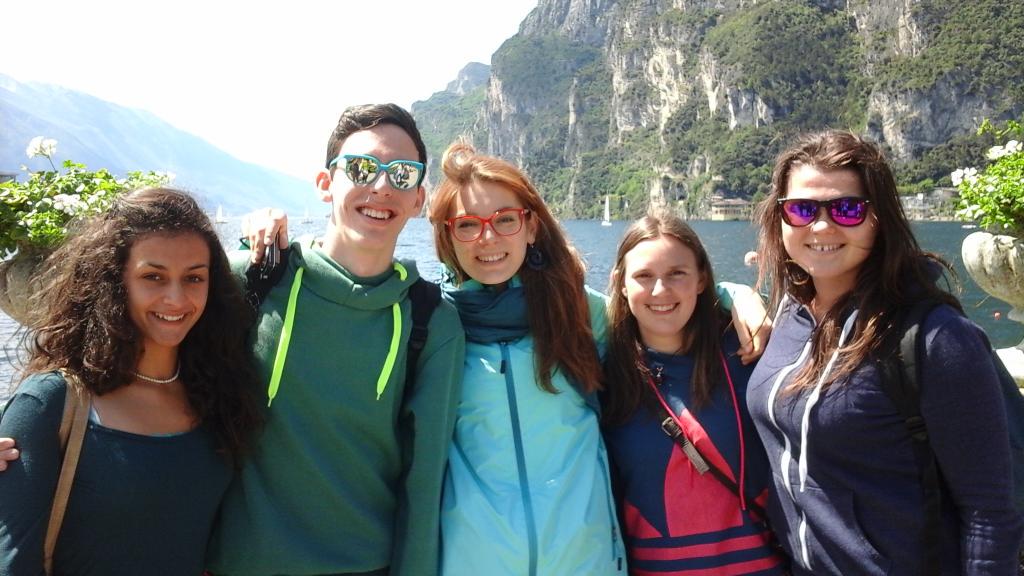 LuraEli's tweet photo. #ESM15 #BandaESM15 Pausa pranzo #day2 Aria del Garda davanti al #palacongressi http://t.co/4M712DYD5P