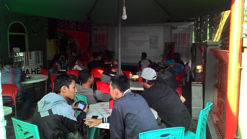 #BusinessSharing Bisnis kreatif anak muda. Makin rame.. seru !! #TDAKampusEvent