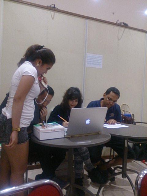 Juri sedang menilai dan memilih foto yang akan menjadi juara