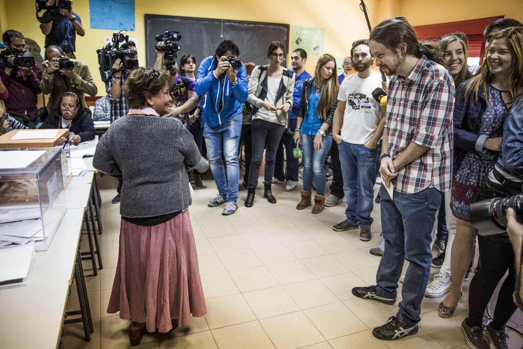 iglesiasCdF's tweet photo. Pablo Iglesias apoyando el cambio #HagamosHistoria24M 💜 http://t.co/auFzE5jxJa