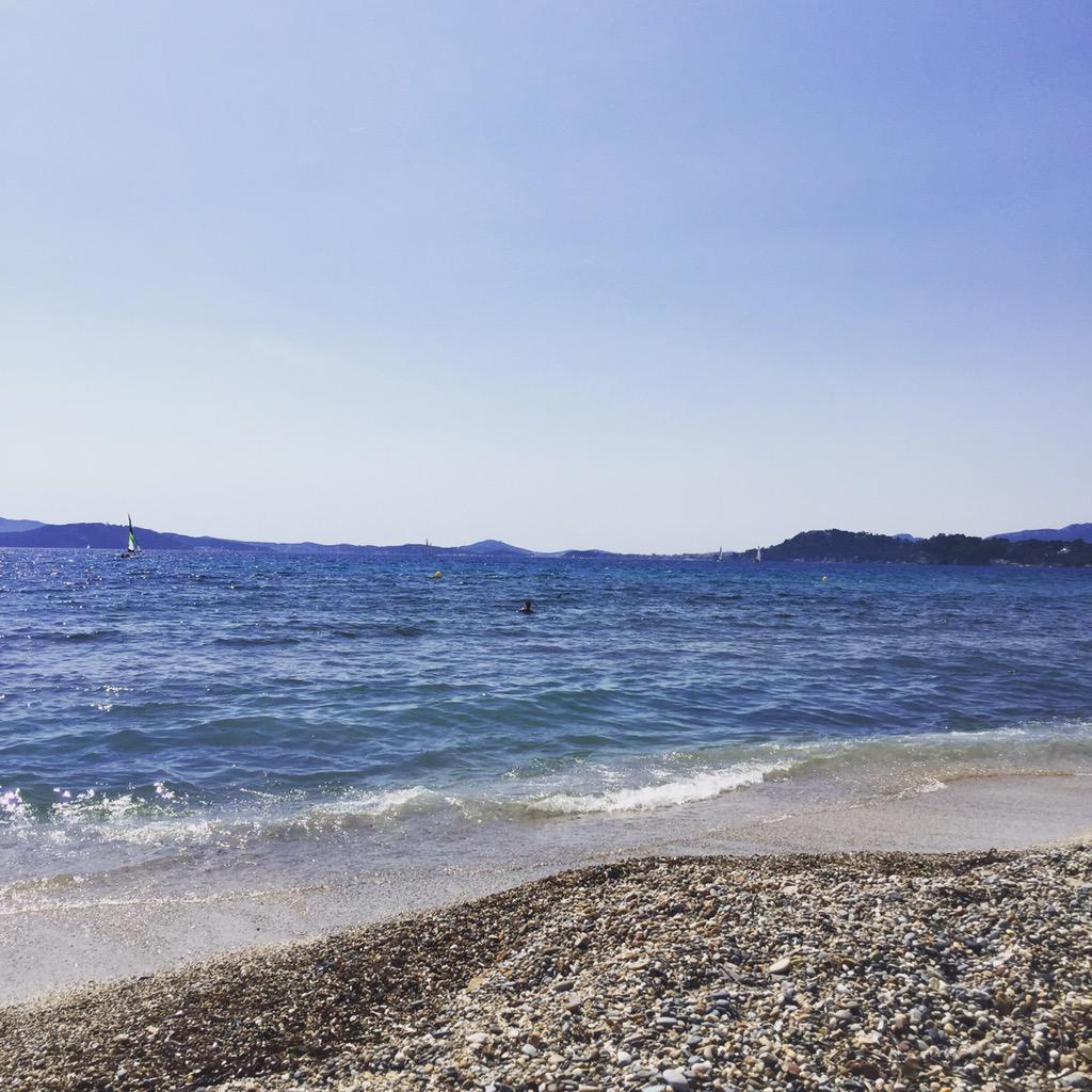 lavergnemelanie's tweet photo. Suivre rct/racingmetro depuis la plage 🐚👌🏼🏈 merci @RacingMetro92 #rugby #demifinale #Espoirs #RCTRM http://t.co/sHUfA6ihDr