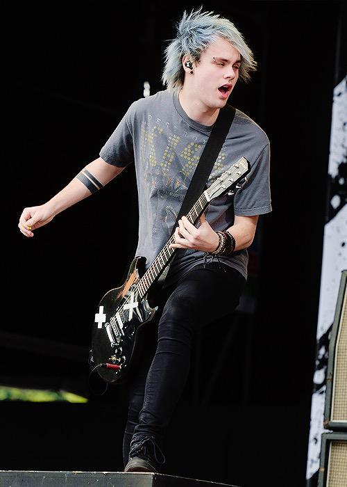 otsIive's tweet photo. IM CRYING MY ENTIRE HEART OUT
 #5SOSAtBigWeekend http://t.co/pA3bkv4dPi