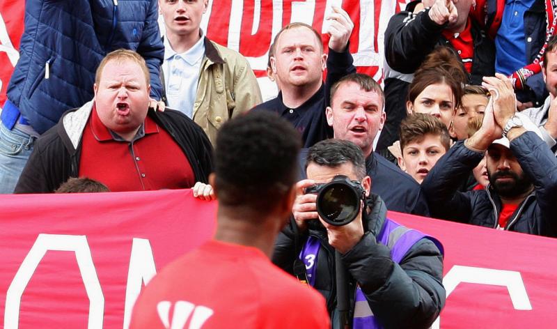 INCREDIBLE PICTURE: Liverpool fans hurl abuse at wantaway star Raheem Sterling - tlks.pt/e6K0wd