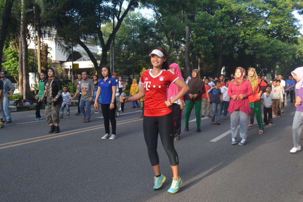 psm_medan's tweet photo. #behindthescenes tetap eksis walau lagi senam.. he.. he.. #PSM #CarFreeDay #Medan #Senam http://t.co/sWh5bpJt8Z