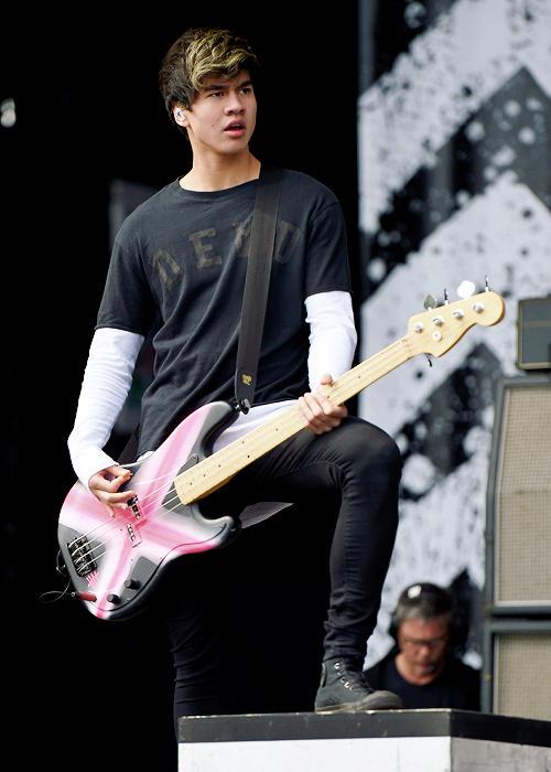 5soupdatess's tweet photo. Calum on stage at the BBC #BigWeekend (May 23, 2015) #5SOSAtBigWeekend  #7 http://t.co/bNuUPuXKLY