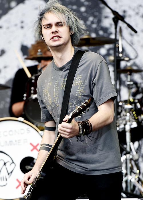 5soupdatess's tweet photo. Michael on stage at the BBC #BigWeekend (May 23, 2015) #5SOSAtBigWeekend  #6 http://t.co/Wn8g6lmUzQ