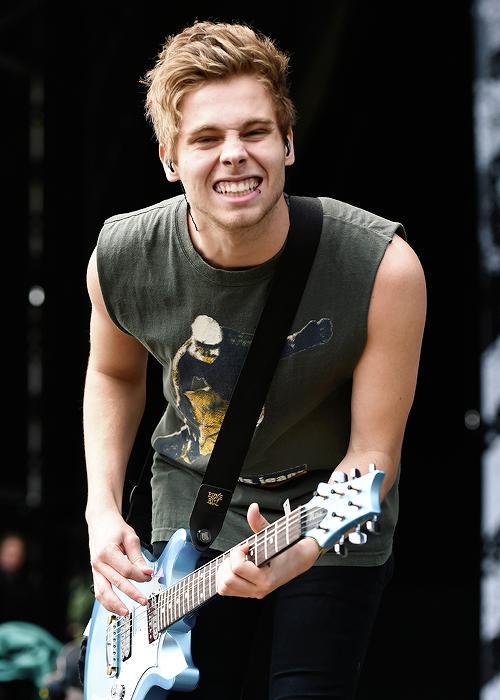 5soupdatess's tweet photo. Luke on stage at the BBC #BigWeekend (May 23, 2015) #5SOSAtBigWeekend  #11 http://t.co/ByBSUnRCzv