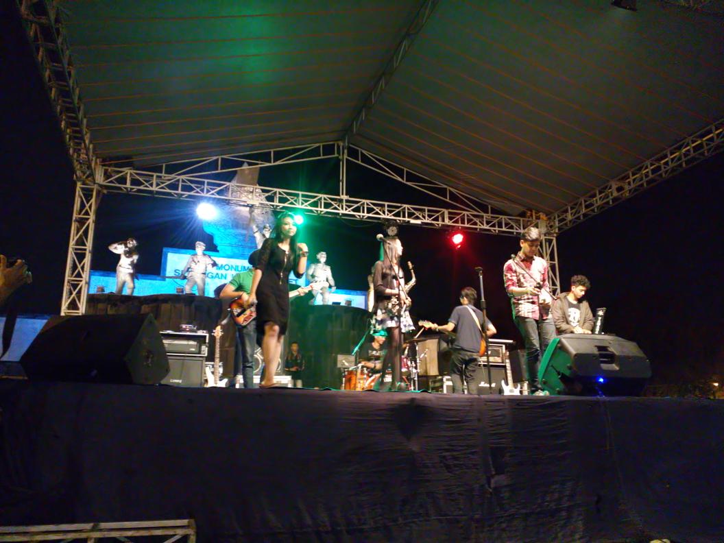 Tadi hot hot semua, 
sekarang kalem dikit lah ada Phi Band